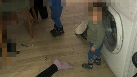 V bytě plném opilců našli slovenští policisté zakrváceného kojence